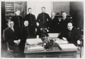 Alvesta landsfiskalsdistrikt ca 1930.
Fr.v.: Landsfiskal Gustaf Öhrstam, fjärdingsman O. Andersson, Alvesta, poliskonstapel Per Ohlsson, Alvesta, exekutor J. Johansson, Vislanda, poliskonstapel Erik Tollstern, Västra Torsås, fjärdingsman Axel Nilsson, Skatelöv, fjärdingsman O. M. Rosén, Blädinge och okänd landsfiskalsassistent.
