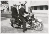 Två poliser, Olaus Andersson och Helge Pettersson, på en motorcykel, någonstans i Alvesta, ca 1940.