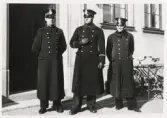 Tre poliser i full uniform utanför poliskontoret i Alvesta, ca 1943.
Fr.v.: poliskonstapel Ingvar Andersson, överkonstapel Helge Pettersson och fjärdingsman Olaus Andersson.