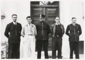 Alvestapoliser tillsammans med två flyktingar utanför polisstationen i Alvesta, ca 1943.
Fr.v.: poliskonstapel Ingvar Andersson, överkonstapel Helge Pettersson och fjärdingsman Olaus Andersson.