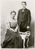 Blivande fjärdingsman Carl Dahl, Hemmesjö, med fästmö Amanda Sofia Andersson hos fotografen, 1908.