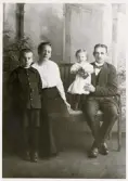 Fjärdingsman Carl Dahl, Hemmesjö, med familj hos fotografen, 1921.