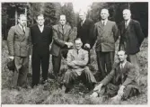 Lessebo landsfiskalsdistrikt, ca 1948.
Fr,v.: S B Svensson, Lessebo, Börje Engerby, Hovmantorp, Axel Stenlund, Älmeboda, Ernst Johansson, Tegnaby, Gerhard Caster, Lessebo, Augustin Franzén, Skruv. 
Sittande: landsfiskal Gunnar Roos och Oskar Alexandersson, Långasjö.