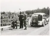 Provtagning av utsläppsvattnet från Lessebro bruk i Ronnebyån, ca 1941.
Poliskonstapel S B Svensson i mitten, tillsammans med två okända.