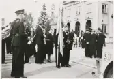 Lessebo bruk jubilerar, 1943. Festtåget samlas utanför Folkets Hus i Lessebo. Till vänster syns poliskonstapel
S B Svensson.