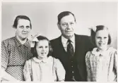 Fjärdingsman Anton Ljungberg, Kalvsvik Toragård, Kalvsvik, med familj, ca 1940. Ateljéfoto.