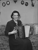 Fru Wall med dragspel