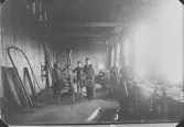 Verkstadsinteriör och arbetare från AB Ergo elfabrik, Västerås.