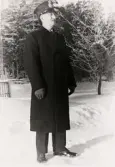 Fjärdingsman Karl Lilja, Lenhovda, i en snöig trädgård. ca 1930.
