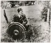 Flygolycka vid Örken 1958. Polisassistent Rune Ängbom med en flygplansdel.