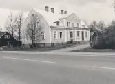 Tingshuset i Lenhovda.
Anno 1408- 8 december 1970, så långt tillbaka i tiden som urkunderna når, har allmogen i Uppvidinge härad samlats till laga ting i Lenhovda.