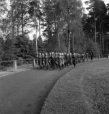 Svenska Flaggans dag 1943. 
Ett antal kvinnor i någon sorts uniform tågar in på Värendsvallen.