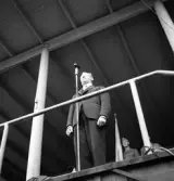 Svenska Flaggans dag 1943. Tal av en August Beskow (?) på hedersläktaren, på Värendsvallen.