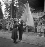 Svenska Flaggans dag 1943. 
Överlämnande av ny fana till en flickscoutledare, på Värendsvallen.