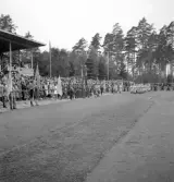 Svenska Flaggans dag 1943. 
Intåg av lottor på Värendsvallen, förbi hedersläktaren.