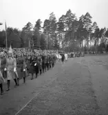 Svenska Flaggans dag 1943. 
Intåg av lottor och flickscouter på Värendsvallen, förbi hedersläktaren.