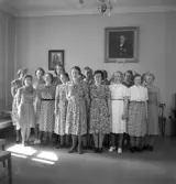Blindskolan, 1943. 
En damkör sjunger i en sal. På väggen syns porträtt av bl a 
biskop Johan Andersson, Växjö.