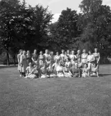 Blindskolan, 1943. 
Ett antal damer har ställt upp för fotografering på en gräsmatta utanför Blindskolan.