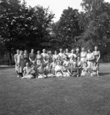 Blindskolan, 1943. 
Ett antal damer har ställt upp för fotografering på en gräsmatta utanför Blindskolan.