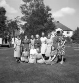 Blindskolan, 1943. 
Några damer har ställt upp för fotografering utanför Blindskolan.