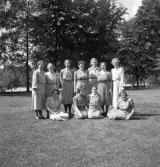 Blindskolan, 1943. 
Några damer har ställt upp för fotografering utanför Blindskolan.