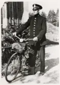Gustaf Svensson, fjärdingsman i Slätthög, med cykel, ca 1925.