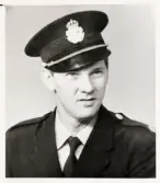 Poliskonstapel Lennart Johansson i uniform, ca 1955. 
Bröstbild, halvprofil. Ateljéfoto.