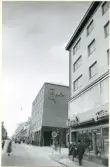 Västerås, Centrum, kv. Lennart.
Sturegatan i korsningen Stora gatan. C:a 1950-1960-tal.