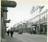 Västerås, Centrum, kv. Loke.
Stora gatan mot väster. C:a 1950.