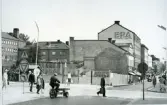 Västerås, Centrum, kv. Lennart.
Hörnet Stora gatan/Vasagatan mot öster, 1963.