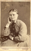 Ateljéporträtt i halvfigur av en sittande kvinna ca 1870-80.