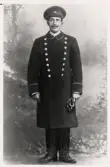 Fjärdingsman Axel Nilsson, Skatelöv, iförd kuskuniform.
Atelljéfoto från ca 1908, när Nilsson hade tillfällig tjänst som kusk på Sjöby herrgård, Skatelöv. 
Nilsson var sedan fjärdingsman för Skatelöv 1910-1947.