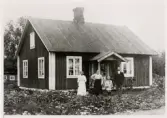 Fjärdingsman Axel Spång, Vislanda, med familj, ca 1914, utanför familjens bostad, Hullingsved Södratorp.