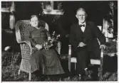 Fjärdingsman Axel Spång, Vislanda, med fru Amanda, ca 1931, utanför familjens bostad, Hullingsved Södratorp.