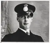 Poliskonstapel Erik Tollstern i uniform, ca 1932-35.
Bröstbild, halvprofil, ateljéfoto.