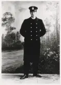 Poliskonstapel Erik Tollstern i full uniform, ca 1932-35.
Helfigur, ateljéfoto.