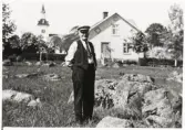 Karl Persson, fjärdingsman i Västra Torsås. Fotograferad vid hemmet i Lönashult, ca 1945.