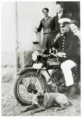 Axel Johansson, fjärdingsman i Växjö landsförsamling, på motorcykel, ca 1930.
Trol. fotograferad utanför hemmet, Villa Runa, Öster, Växjö. I bakgrunden skymtar fru och barn.
