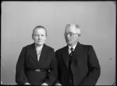 Grupporträtt. Ett äldre par, Hj. Andersson, Strömsbad, Näs, Hallstahammar.
Ur Gustaf Åhmans samling.