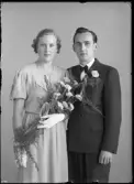 Bröllopsporträtt, brudpar. Arne Persson, Karlsborg, Näs, Hallstahammar.
Ur Gustaf Åhmans samling.