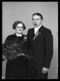 Bröllopsporträtt, Brudpar, Ernst Johansson, Strömsnäs, Hallstahammar.
Ur Gustaf Åhmans samling.