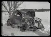Krockskadad bil, Landsfiskal Andersson, Kolbäck, vid Munktorps station.
Ur Gustaf Åhmans samling.