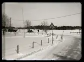 Krockskadad bil på väg, Landsfiskal Andersson, Kolbäck, vid Munktorps station.
Ur Gustaf Åhmans samling.