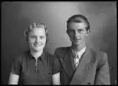 Grupporträtt, man och kvinna. Arne Andersson, Hällsta, Berg, Kolbäck.
Ur Gustaf Åhmans samling.
