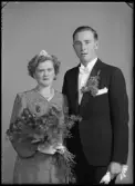 Bröllopsporträtt, brudpar. Allan Öberg, Vänsta, Kolbäck.
Ur Gustaf Åhmans samling.
