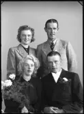 Grupporträtt. Brudpar m.fl., Åke Karlsson, Kolbäck.
Ur Gustaf Åhmans samling.