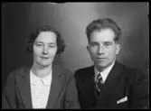 Grupporträtt, man och kvinna. Elov Flodström, Gränby, Kolbäck.
Ur Gustaf Åhmans samling.