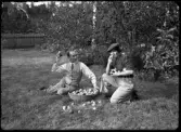 Grupporträtt. Två äppelplockare, K. E. V.. 
Ur Gustaf Åhmans samling.