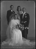 Grupporträtt. Bröllop, fyra personer. Arv. Lindgren. Ur Gustaf Åhmans samling.