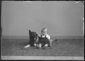 Flicka(Ann-Marie) och hund. Ur Gustaf Åhmans samling.